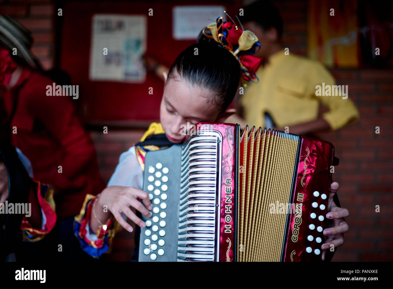 Andrés "Turco" Gil por la academia de acordeón entrena a los niños pequeños en la música de vallenato, muchos de ellos son refugiados de la violencia o que viven en la pobreza Foto de stock