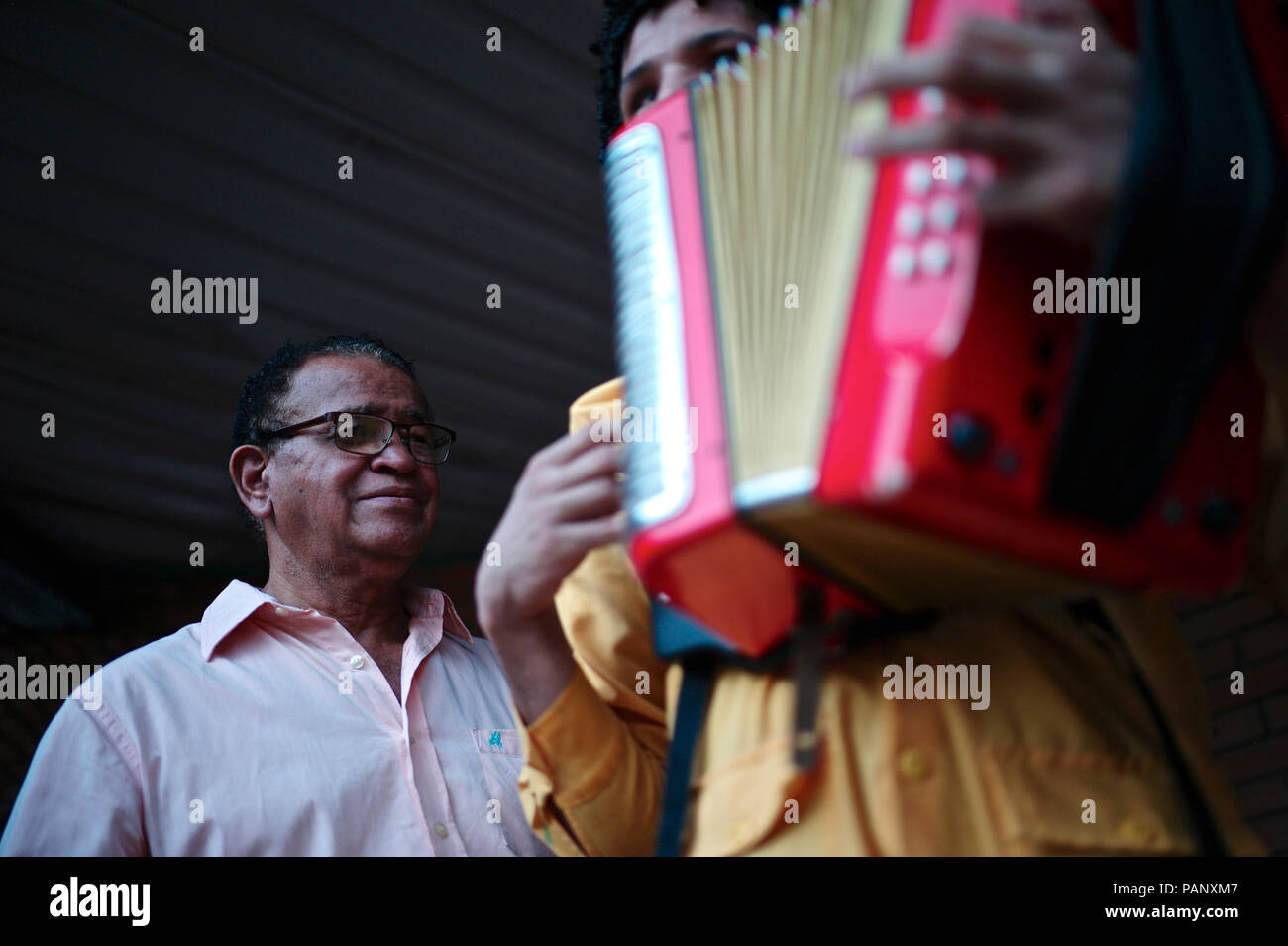Andrés "Turco" Gil por la academia de acordeón entrena a los niños pequeños en la música de vallenato, muchos de ellos son refugiados de la violencia o que viven en la pobreza Foto de stock