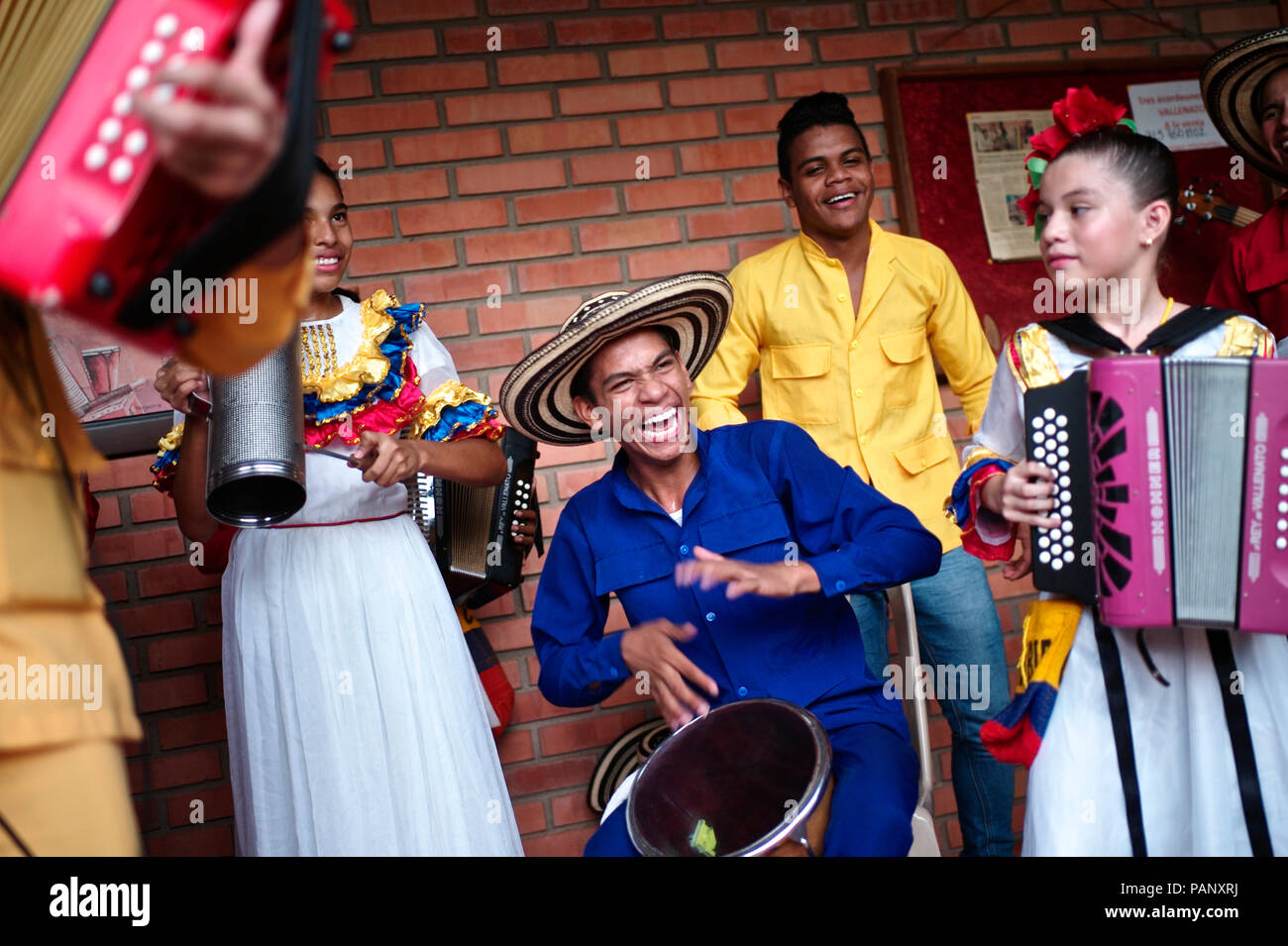 Andrés "Turco" Gil por la academia de acordeón entrena a los niños pequeños en la música de vallenato, muchos de ellos son refugiados de la violencia o que viven en la pobreza Foto de stock