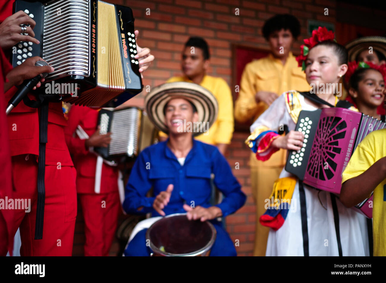 Andrés "Turco" Gil por la academia de acordeón entrena a los niños pequeños en la música de vallenato, muchos de ellos son refugiados de la violencia o que viven en la pobreza Foto de stock