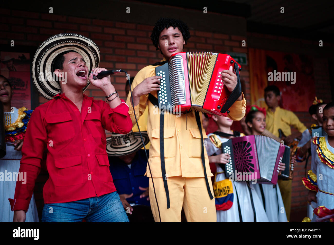 Andrés "Turco" Gil por la academia de acordeón entrena a los niños pequeños en la música de vallenato, muchos de ellos son refugiados de la violencia o que viven en la pobreza Foto de stock