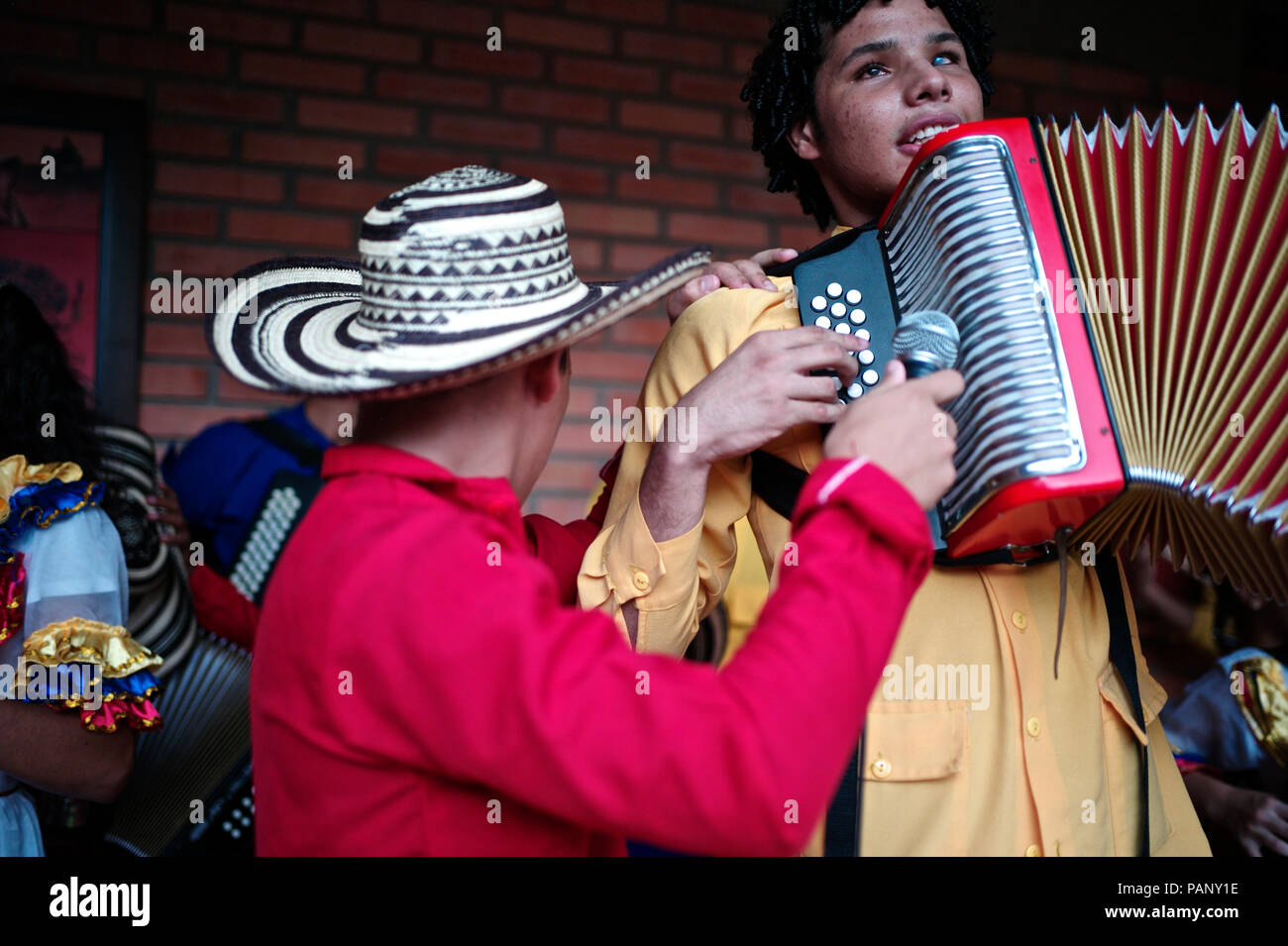 Andrés "Turco" Gil por la academia de acordeón entrena a los niños pequeños en la música de vallenato, muchos de ellos son refugiados de la violencia o que viven en la pobreza Foto de stock