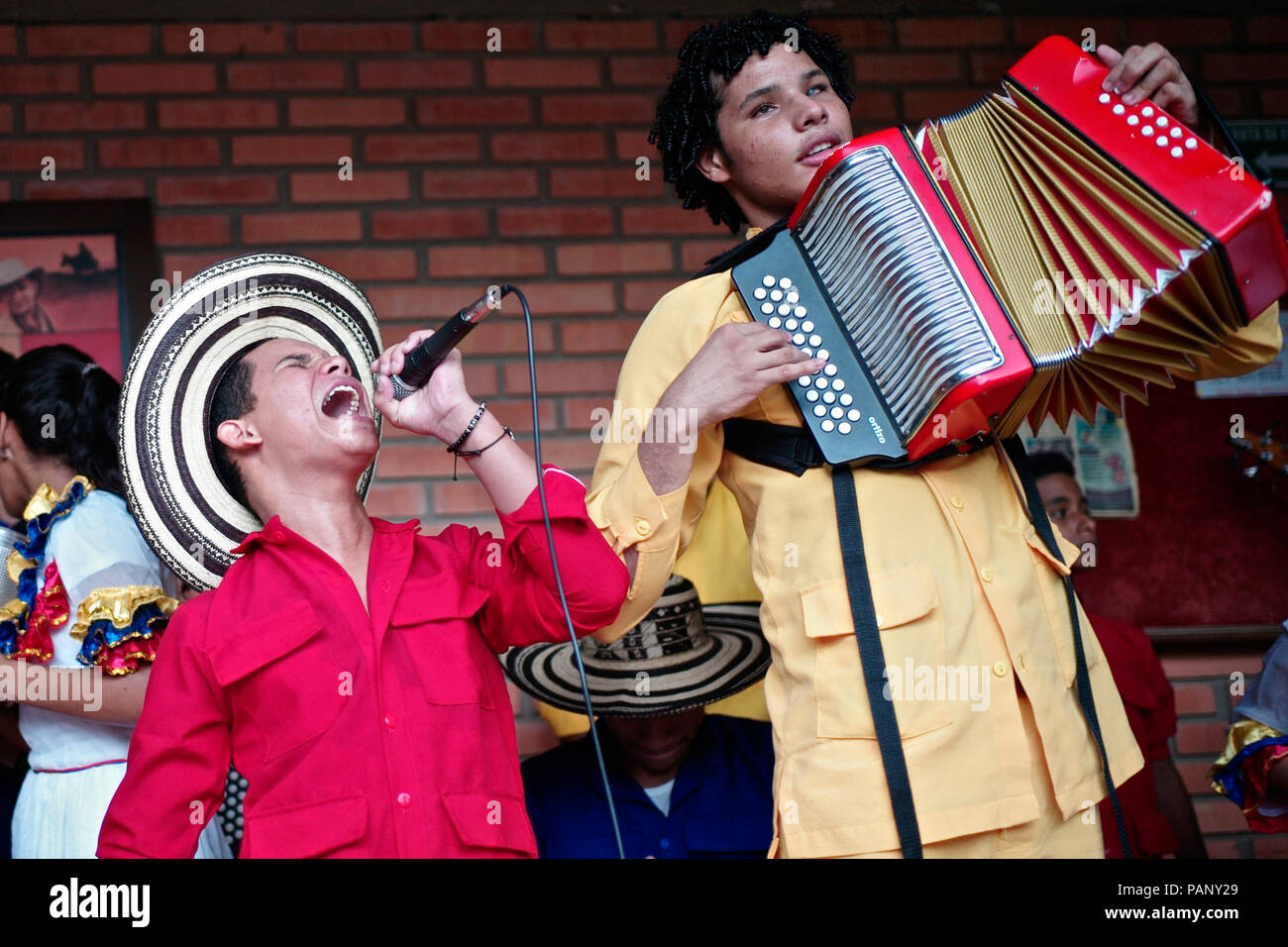 Andrés "Turco" Gil por la academia de acordeón entrena a los niños pequeños en la música de vallenato, muchos de ellos son refugiados de la violencia o que viven en la pobreza Foto de stock