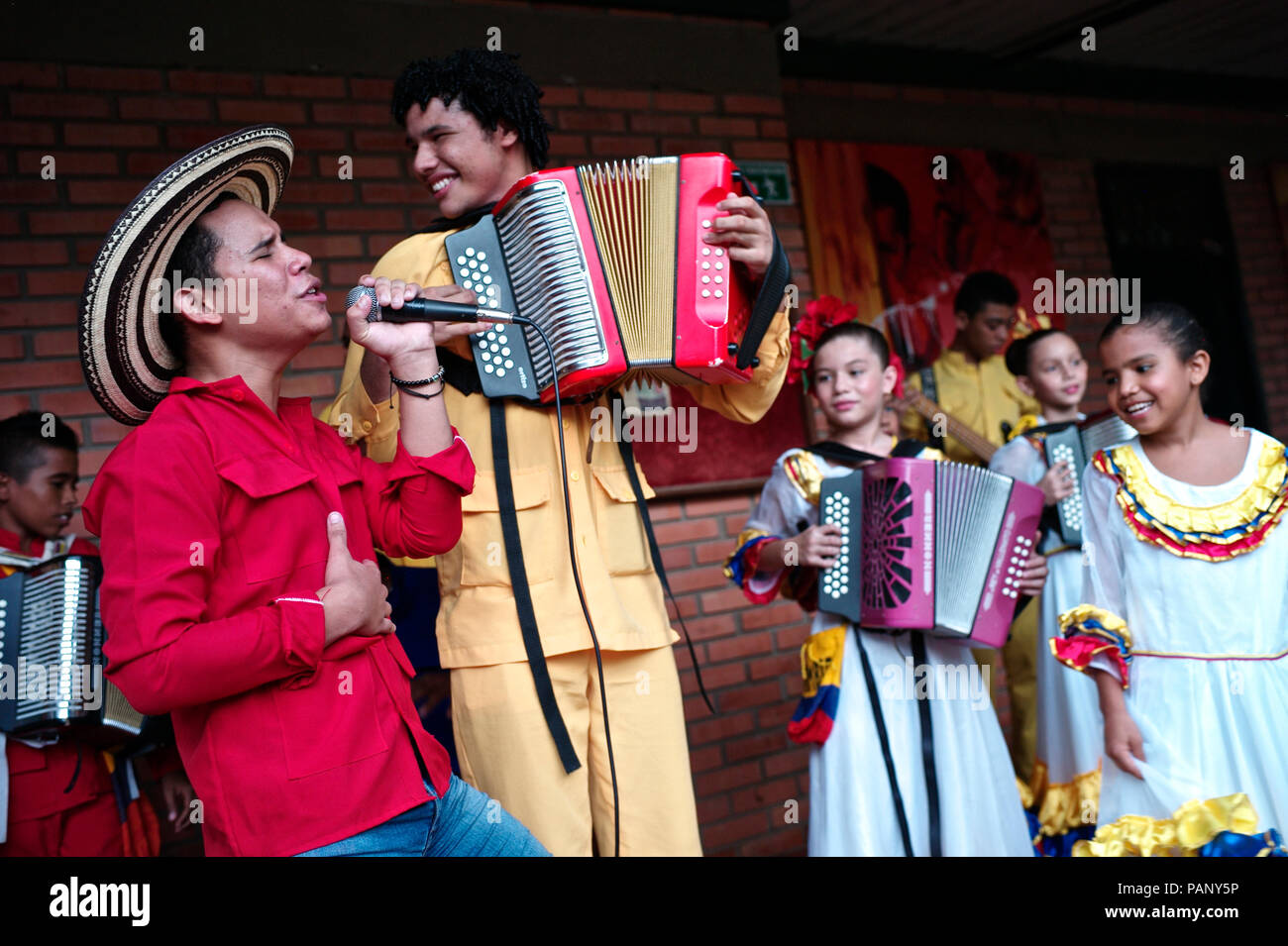 Andrés "Turco" Gil por la academia de acordeón entrena a los niños pequeños en la música de vallenato, muchos de ellos son refugiados de la violencia o que viven en la pobreza Foto de stock