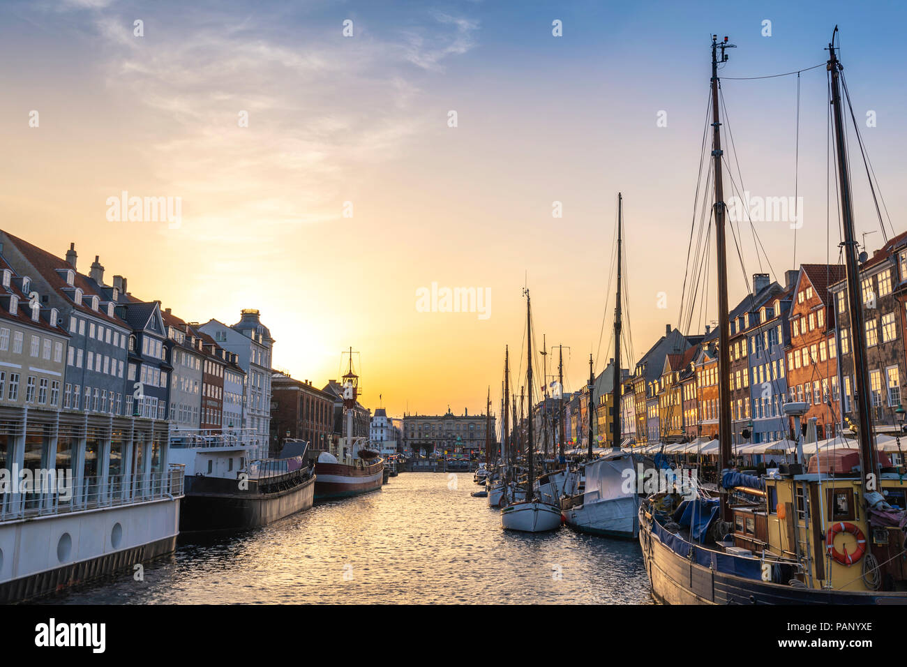 Puesta de sol en el horizonte de la ciudad de Copenhague puerto Nyhavn, Copenhague, Dinamarca Foto de stock