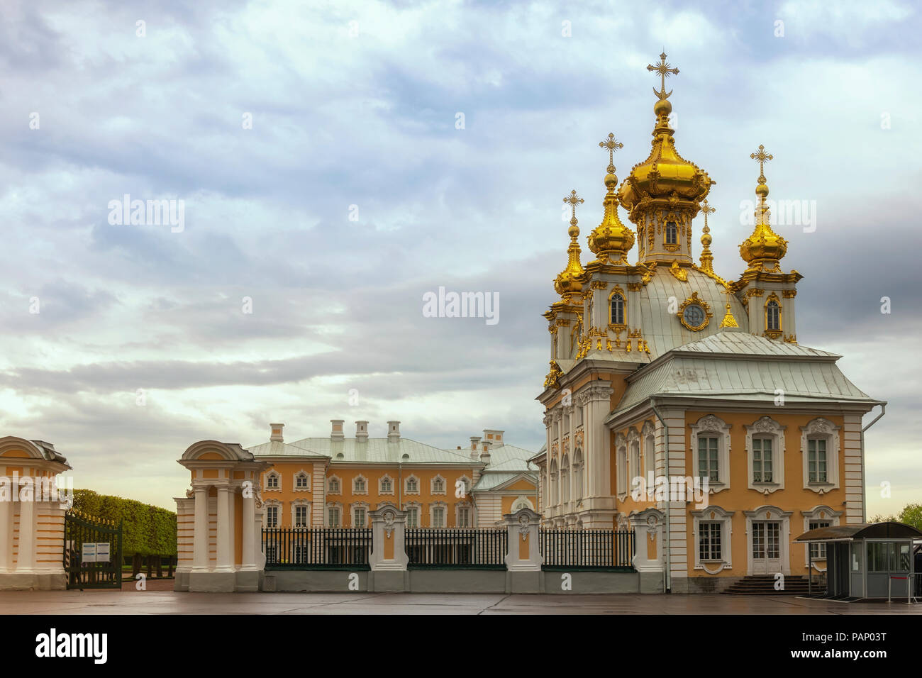 San Petersburgo, Rusia - 16 de mayo de 2018: Skyline en jardín superior del Palacio Peterhof, San Petersburgo, Rusia Foto de stock