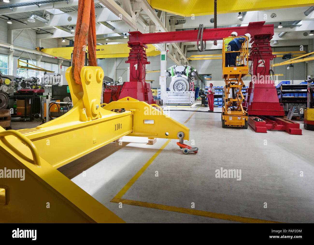 La industria, los trabajadores trabajan con grúa interior Foto de stock