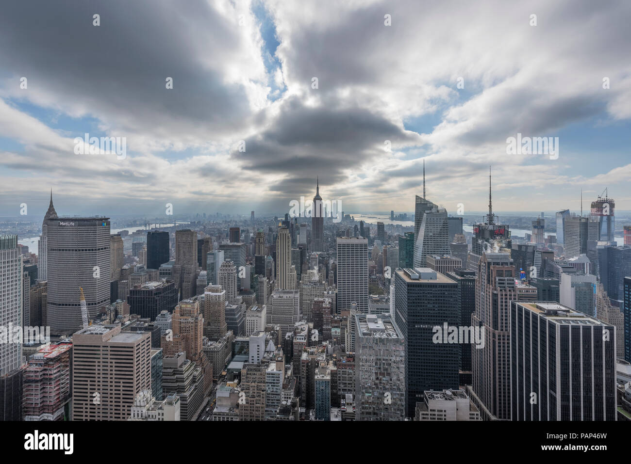 Ee.Uu., la ciudad de Nueva York, Manhattan, ciudad como se ve desde la parte superior de la plataforma de observación de la roca Foto de stock