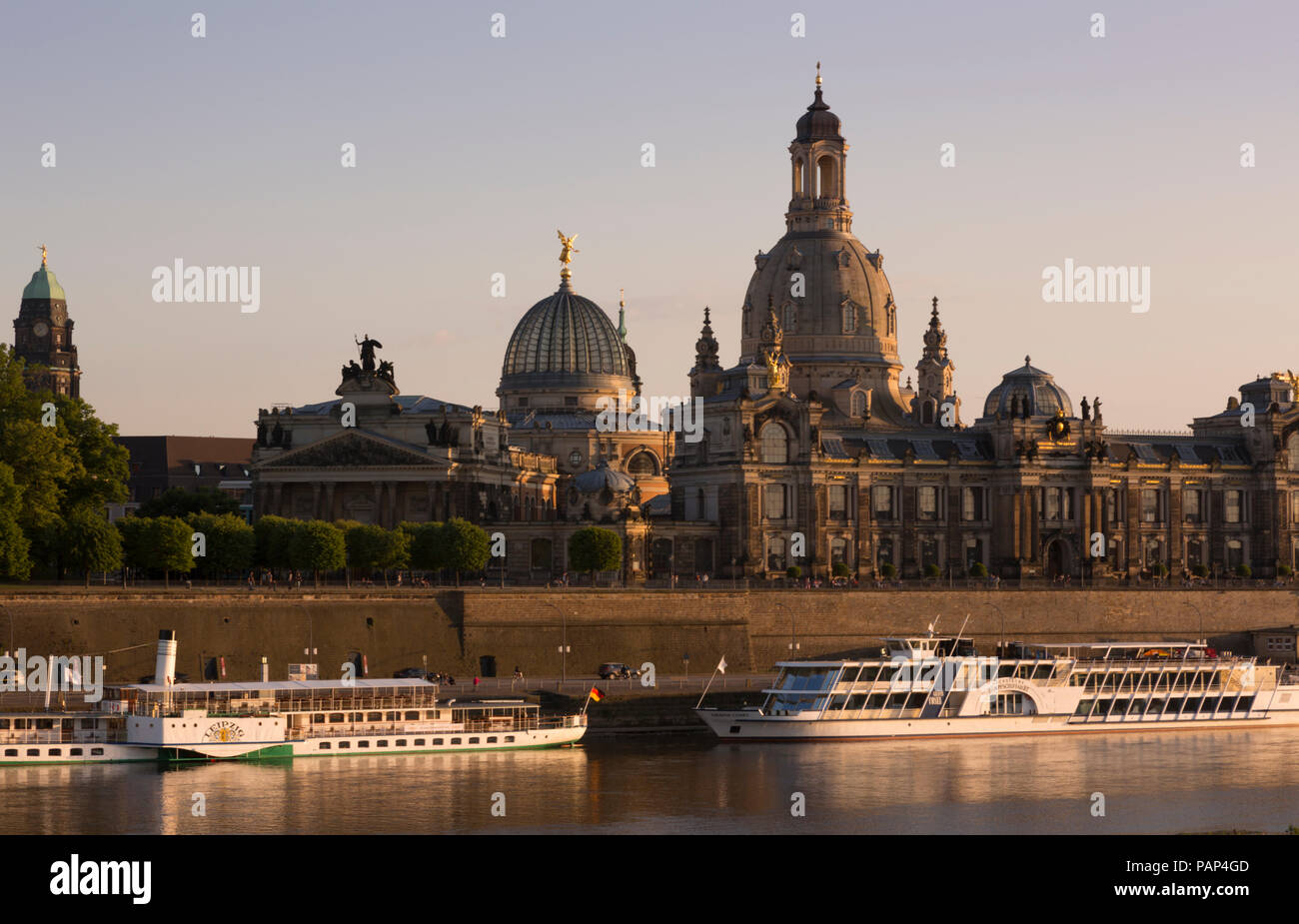 Alemania, Dresden, Bruehl's Terrace con la Academia de Bellas Artes y la iglesia de Nuestra Señora al atardecer Foto de stock