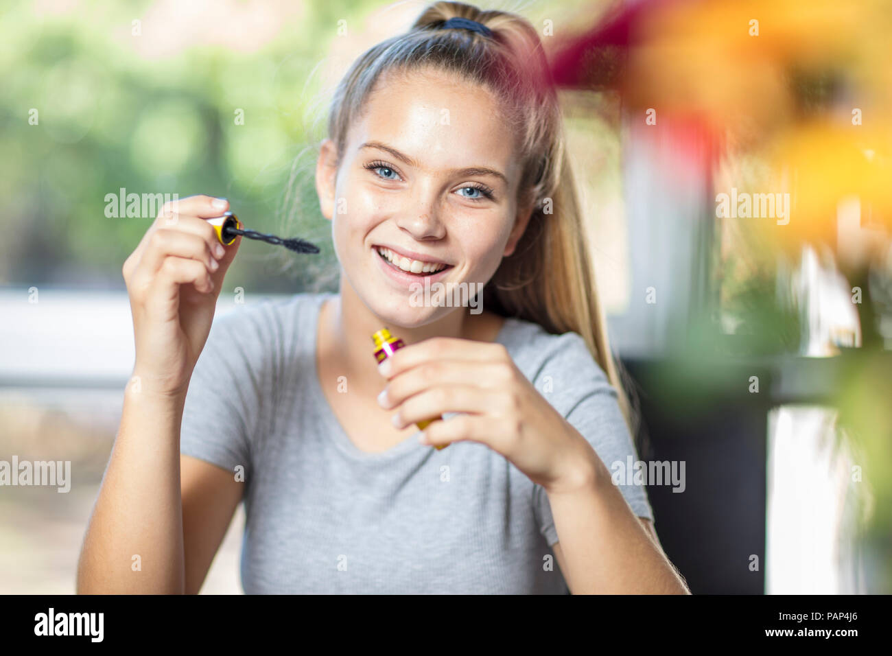 Retrato de una adolescente sonriente al maquillaje Foto de stock