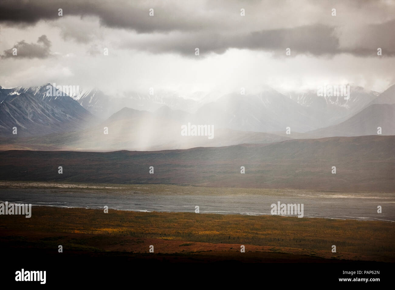 Ee.Uu., Alaska, el Parque Nacional Denali, lluvia en Alaska Range en otoño Foto de stock