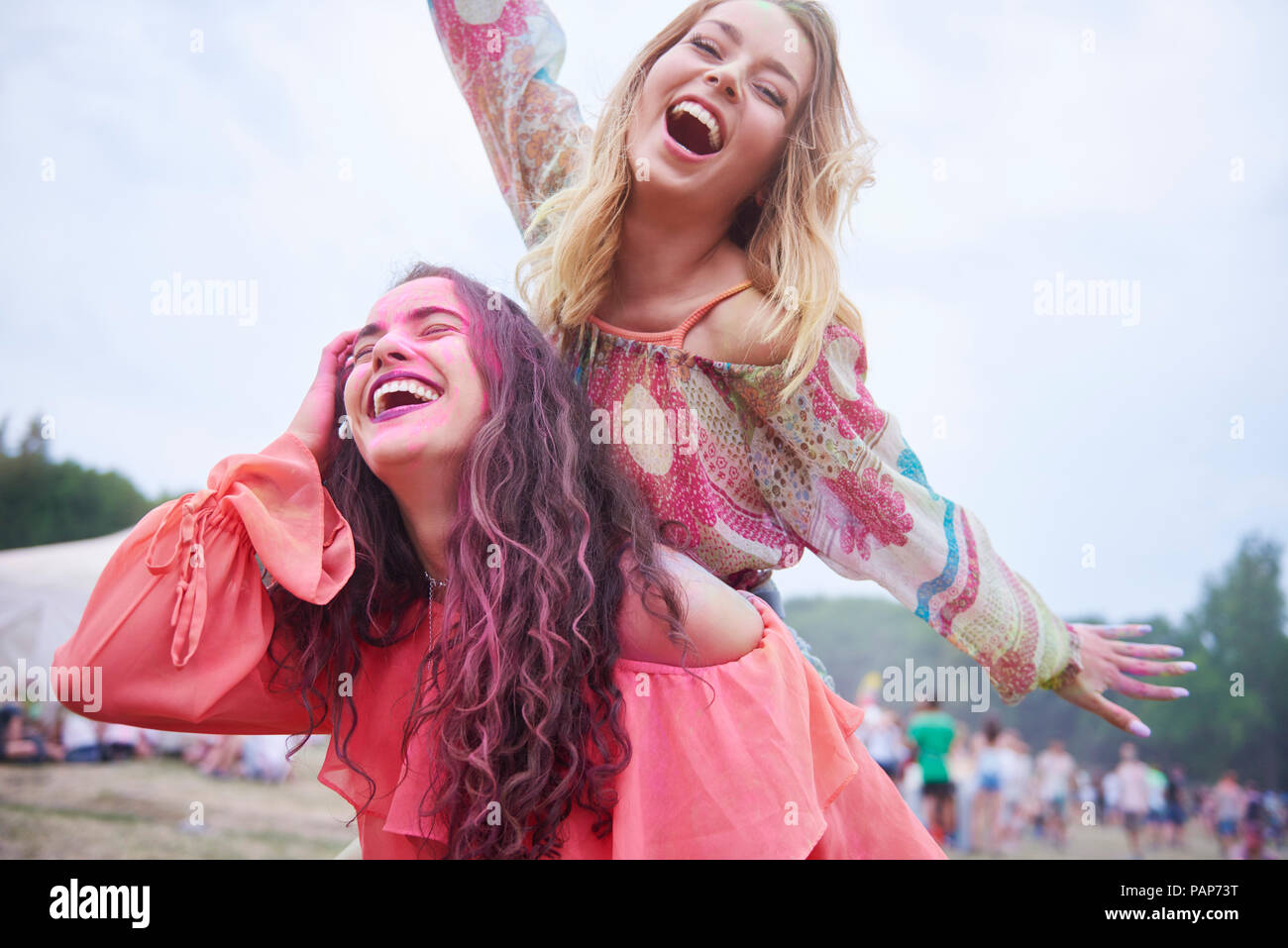 Juguetones amigos divirtiéndose en el festival de música Foto de stock