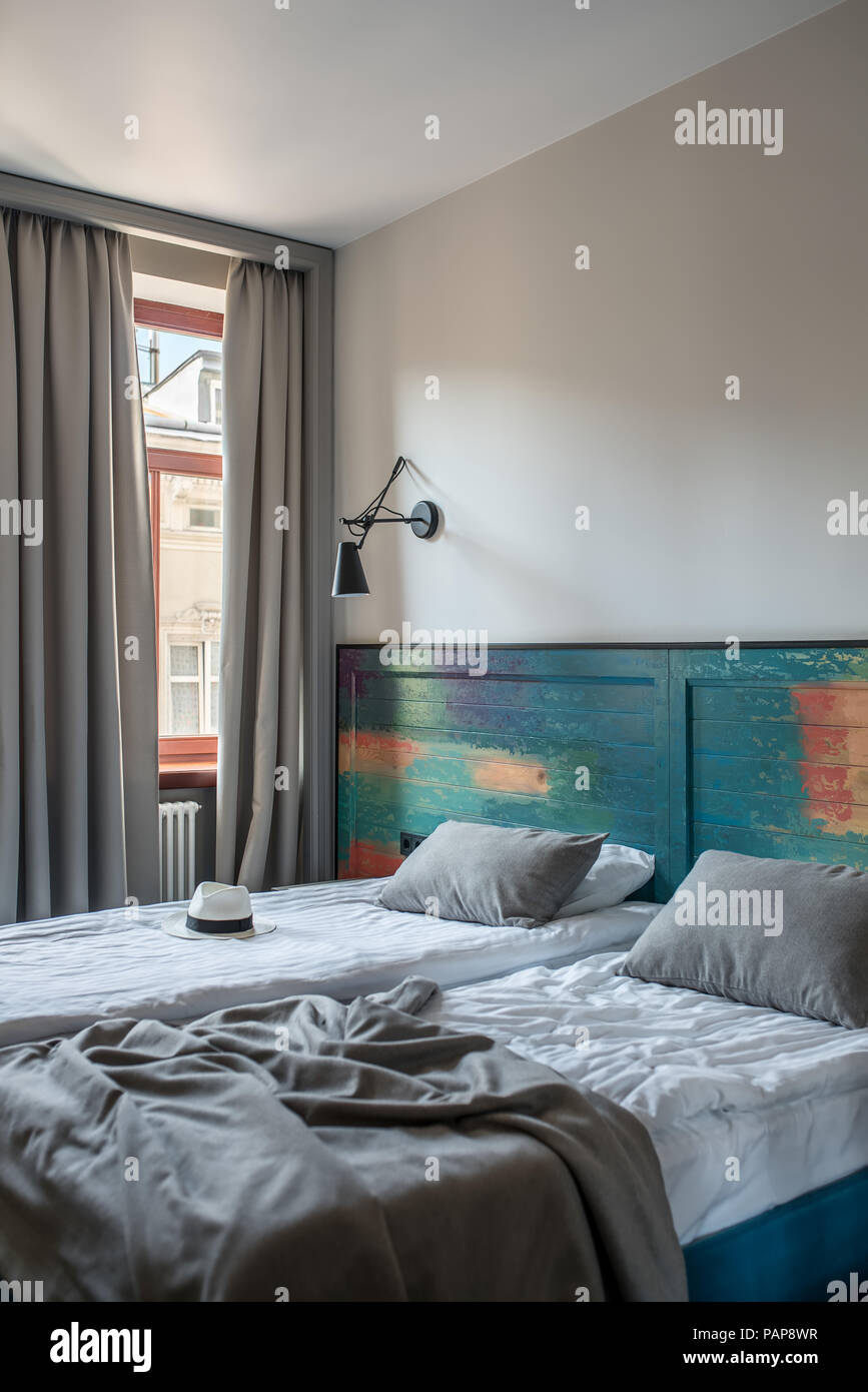 Habitacion En Un Hotel Con Paredes De Color Claro Hay Dos Camas