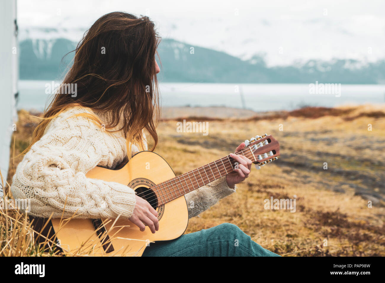 Mujer sentada paisaje rural tocando guitarra fotografías e imágenes de alta  resolución - Alamy
