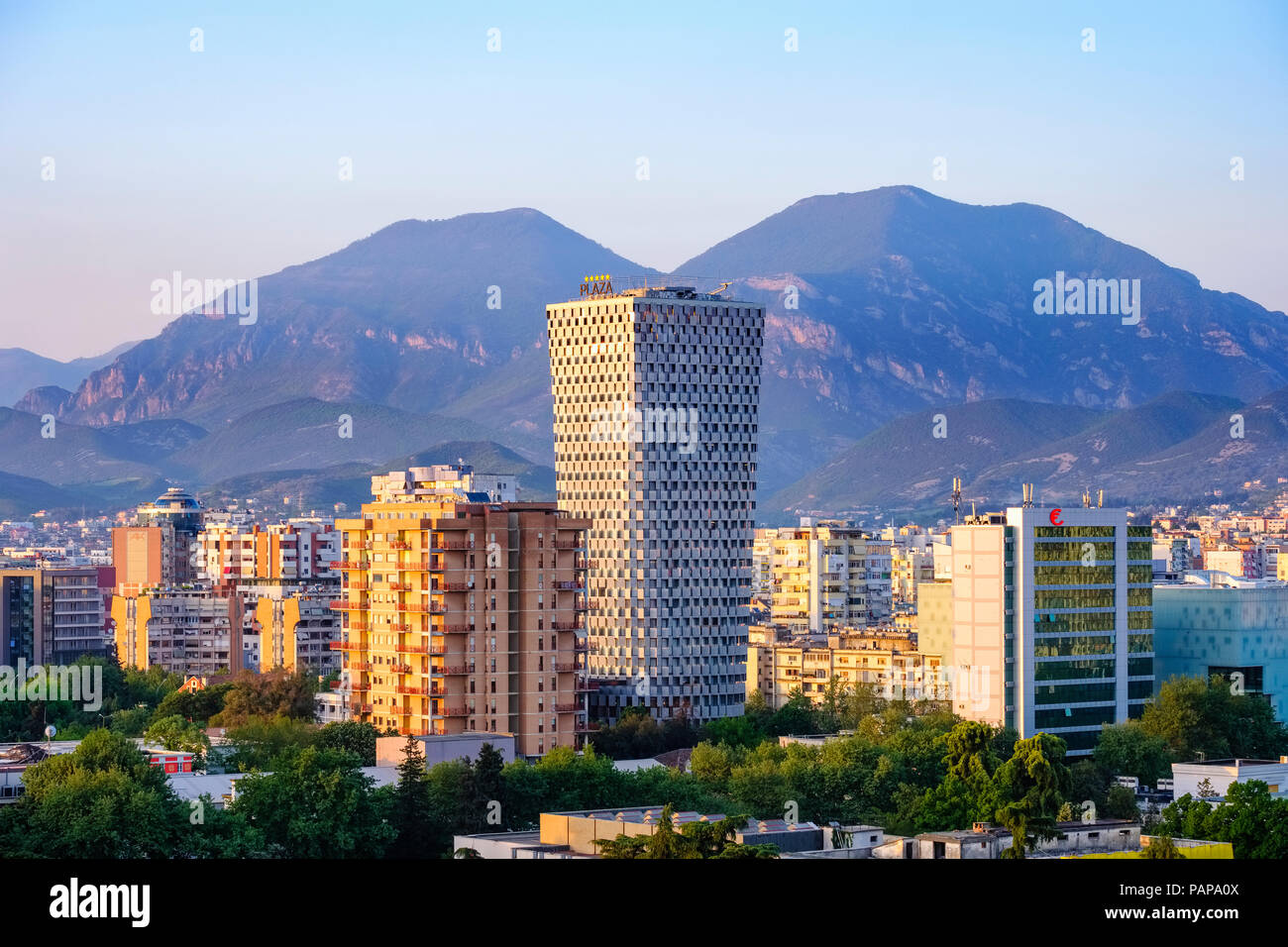 Albania, Tirana, centro de la ciudad con la Torre de TID. Foto de stock