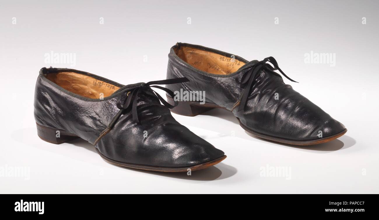 Los Cultura: American. Diseñador: John Golden. Fecha: ca. 1848. La baja tie fue el dominante de zapato de hombre a mediados del siglo XIX. Estos elegante negro Zapatos de patentes