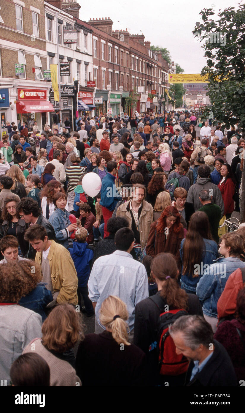 Multitud de escena en una calle de Londres festival Foto de stock