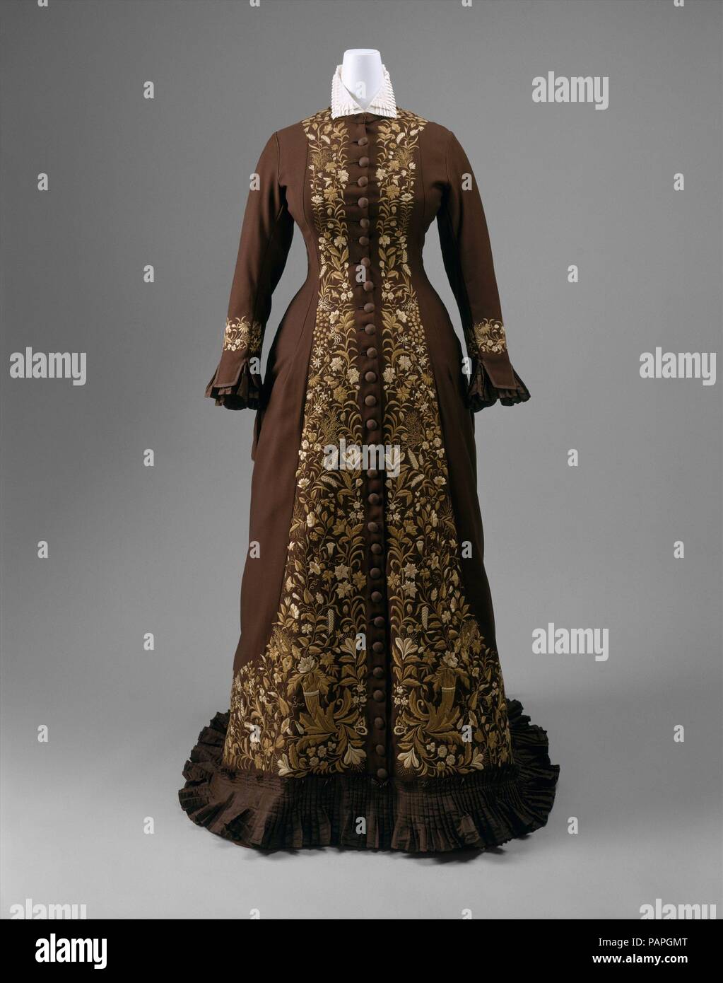 Vestido. Cultura: American. Fecha: 1876-78. La característica más destacada  del siglo xviii crédito demostrada en este vestido es su larga línea de  bordado en la parte frontal central y desciende hasta la