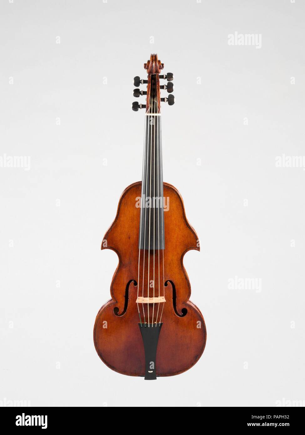Viola d'Amore. Cultura: italiano. Dimensiones: Altura: 23 1/2". (59,7 cm)  de anchura: 8 1/2". (21,6 cm). Maker: Giovanni Grancino (Italiano, Milan  Milan 1637-1709). Fecha: 1701. El instrumento representa la primera forma de