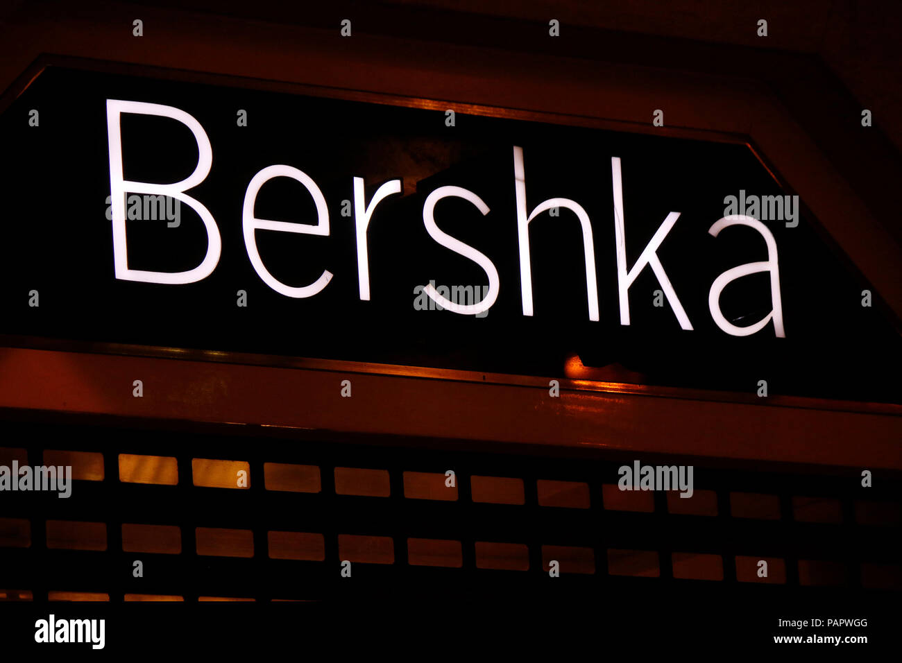 Logo das der Marke 'Bershka', Lisboa, Portugal Fotografía de stock - Alamy