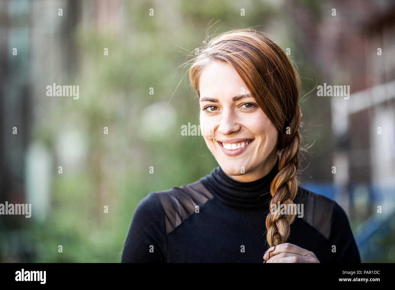 Retrato de mujer sonriente con trenza Foto de stock