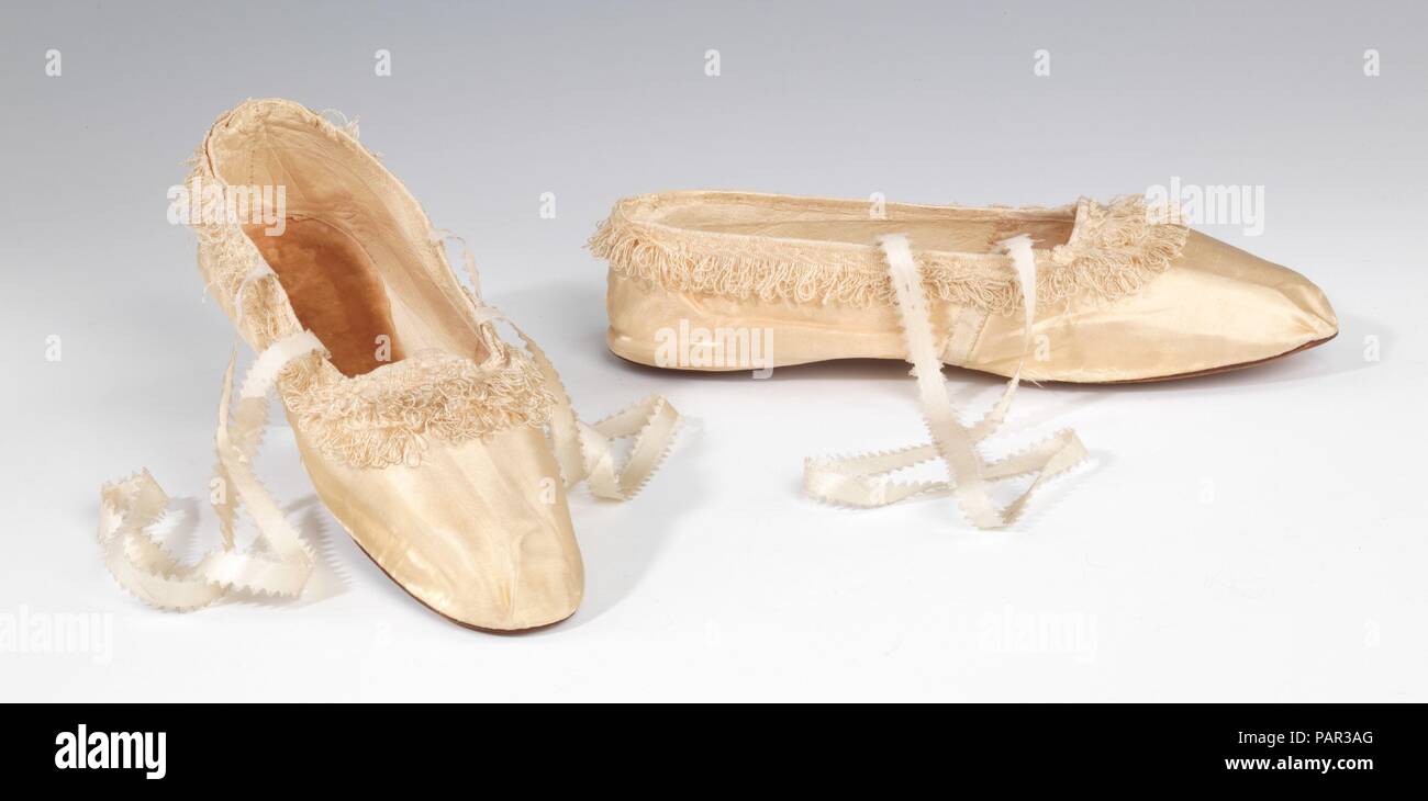 Por la noche las zapatillas. Cultura: la británica. Diseñador: Hobbs.  Fecha: 1845-65. Zapatos de damas de mediados del siglo XIX a menudo son muy  sencillas, como las faldas largas del período raramente