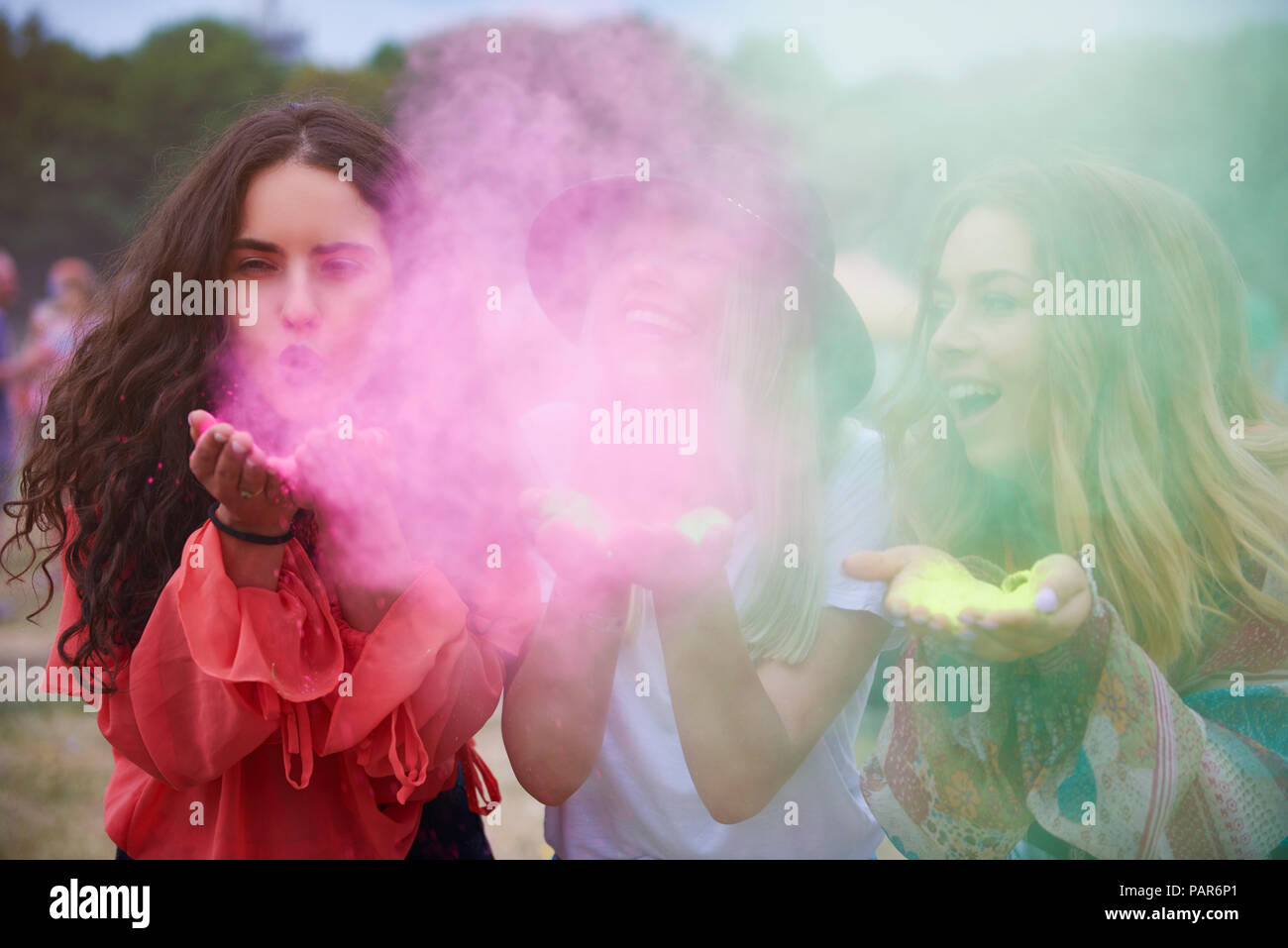 Retrato de amigos en festival de música, color powder Foto de stock