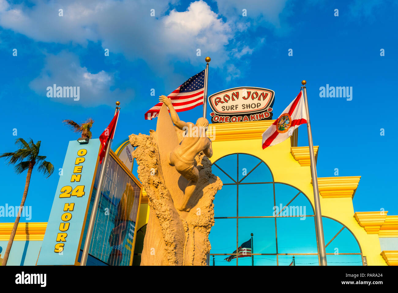 Ron Jon Surf Shop en Cocoa Beach, Florida, Estados Unidos. Ron Jon Surf Shop es una cadena de tiendas de estilo surfero fundada en 1959. Foto de stock