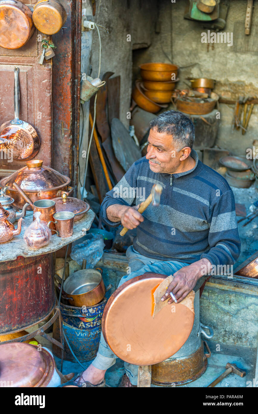 Calderero en el trabajo, el mercado del cobre, Plaza Seffarine, Fez el Bali, Fez, Marruecos Foto de stock