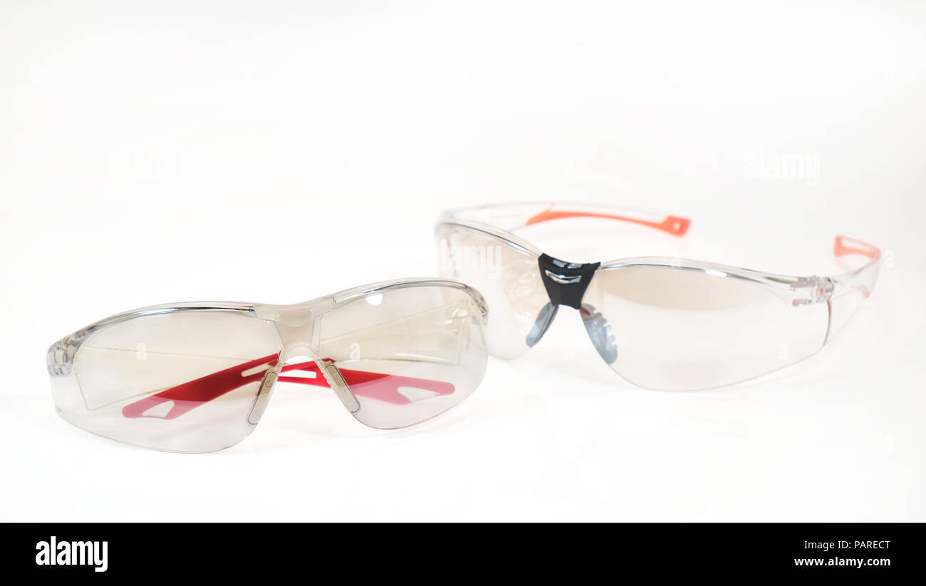 Vista de las gafas de seguridad sobre fondo blanco. Los dispositivos de protección para aplicaciones industriales. Foto de stock