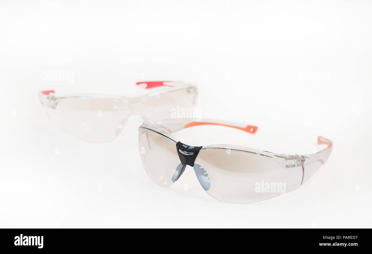 Vista de las gafas de seguridad sobre fondo blanco. Los dispositivos de protección para aplicaciones industriales. Foto de stock