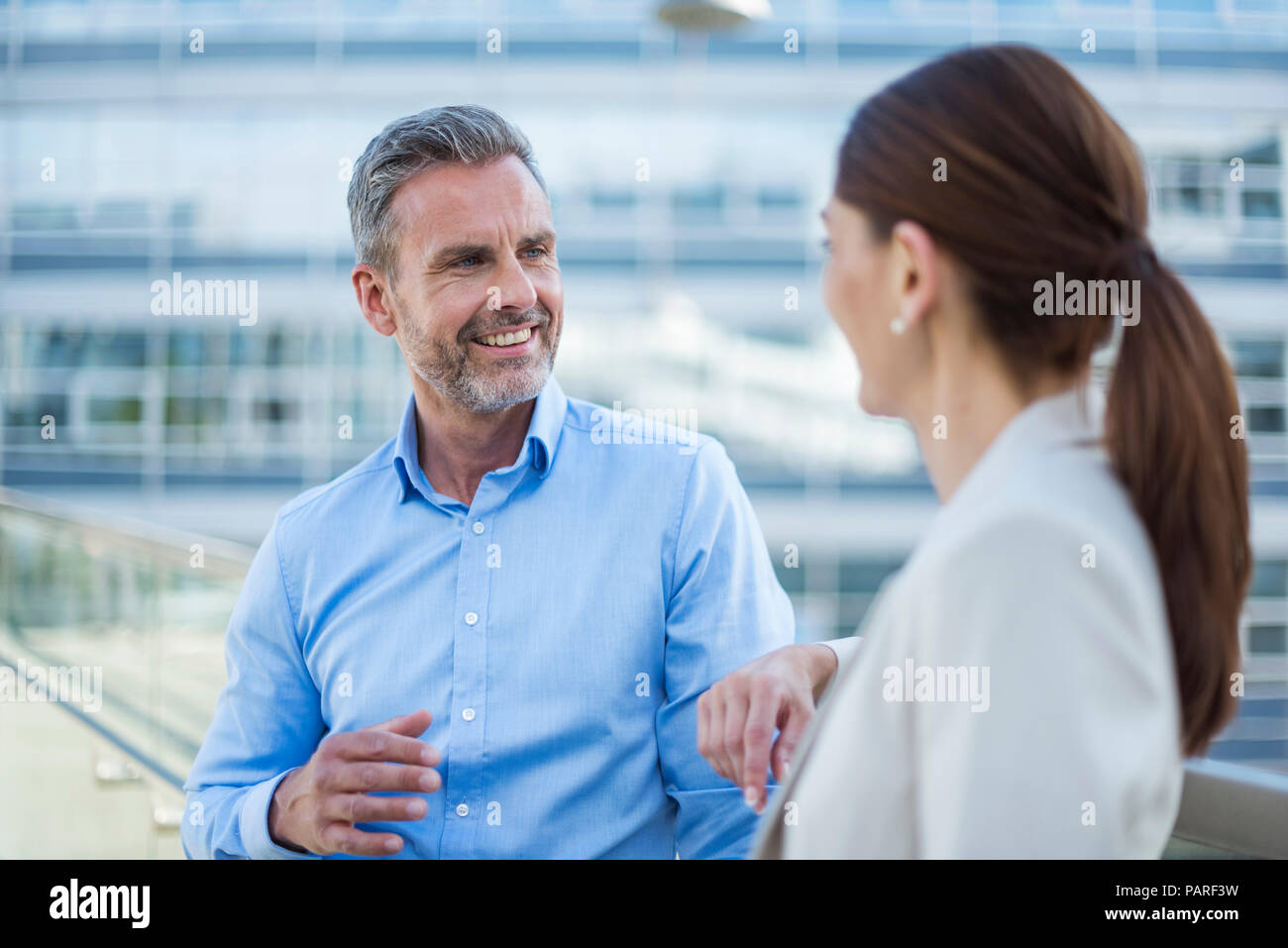 Retrato empresario sonriente cara a cara a su socio de negocios Foto de stock