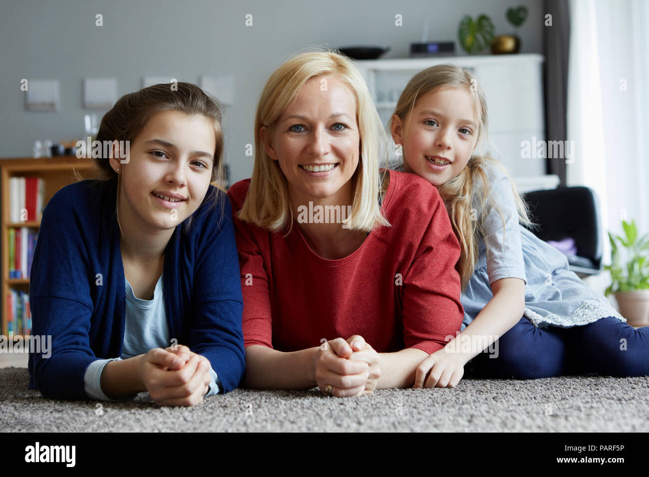 Feliz madre y sus hijas se diviertan en casa Foto de stock
