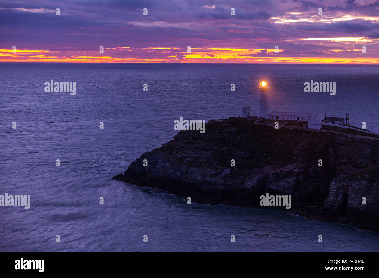 Sonnenuntergang Am Leuchtturm des South Stack Foto de stock