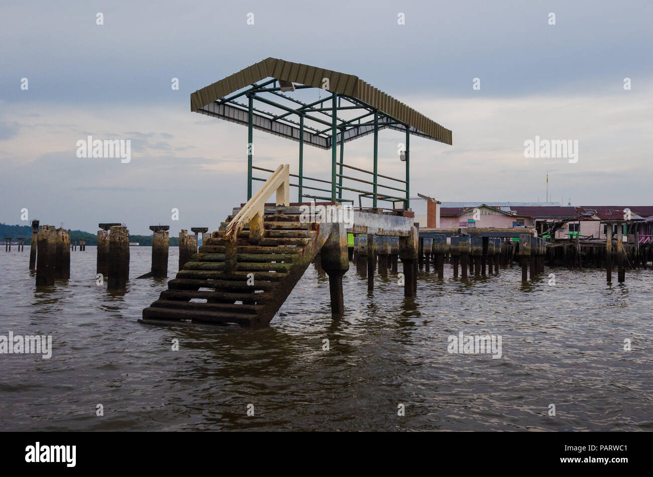 Muelle abandonado cerca de un pueblo flotante de kampong en Badar Sri Begawan, Brunei, Isla Borneo Foto de stock