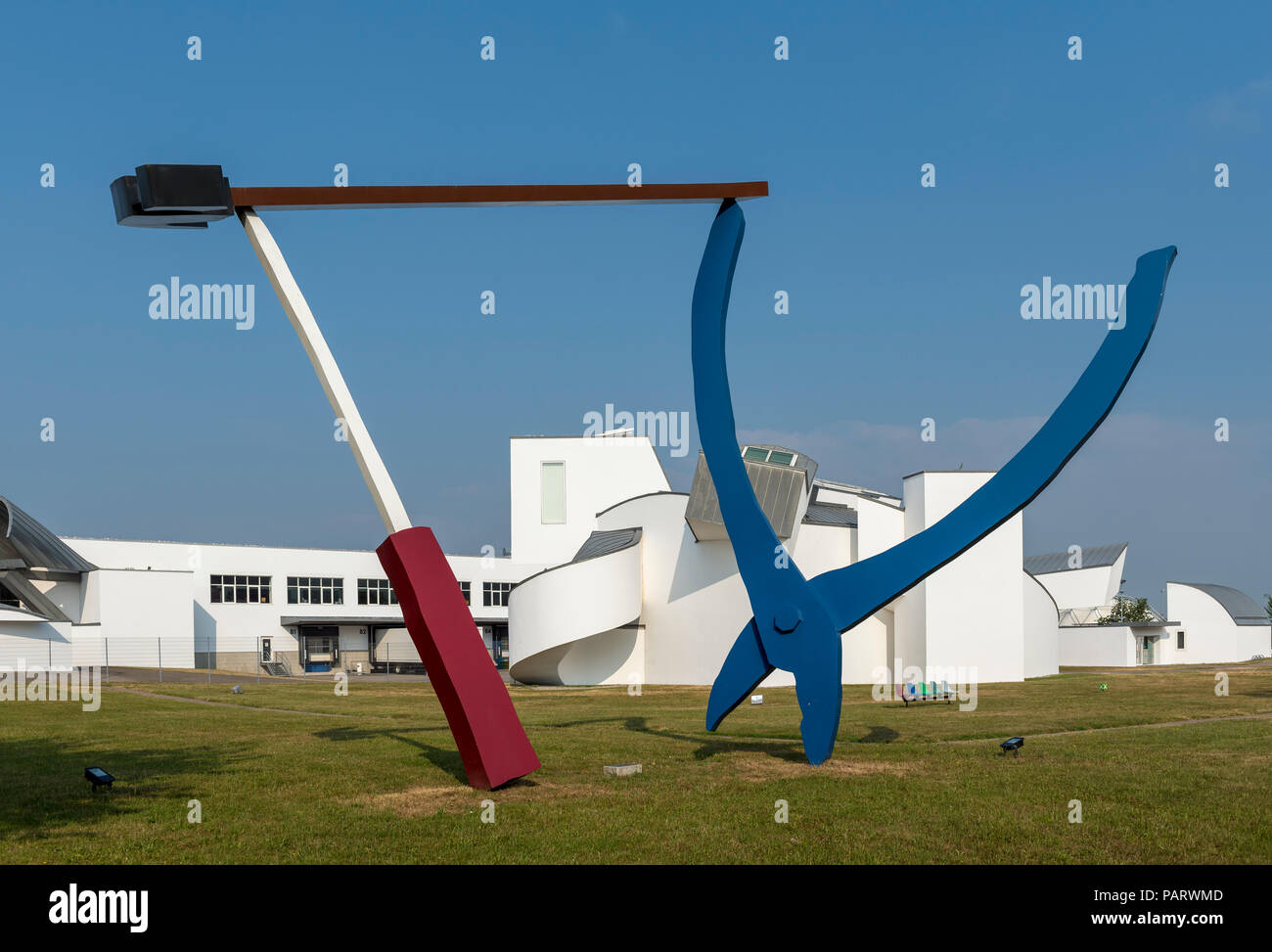 Herramientas de Equilibrio de escultura de Claes Oldenburg y Coosje van  Bruggen en frente del Museo del Diseño de Vitra en Weil am Rhein, Alemania  Fotografía de stock - Alamy
