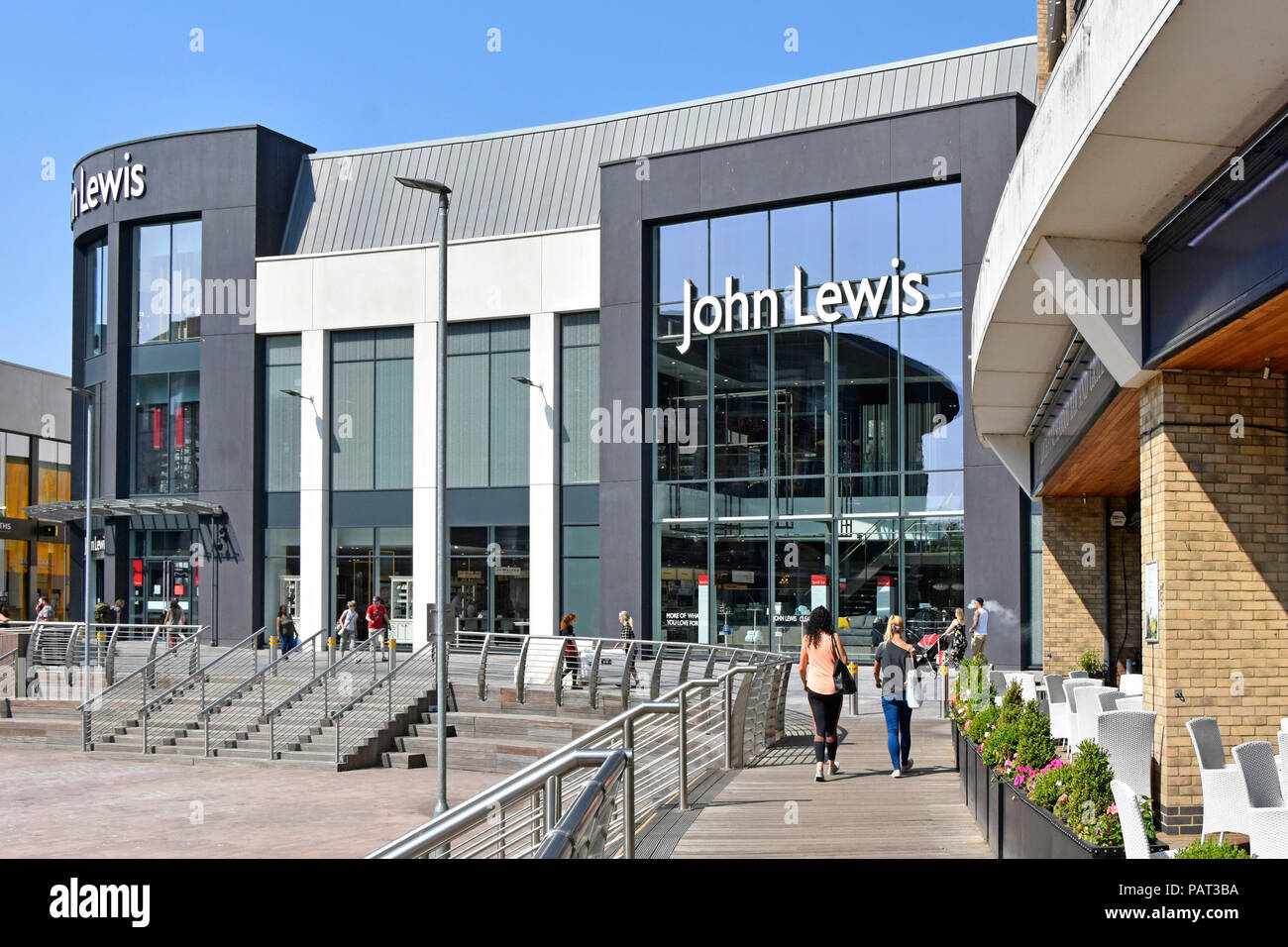 Arquitectura moderna y diseño exterior nuevo edificio de almacenes John