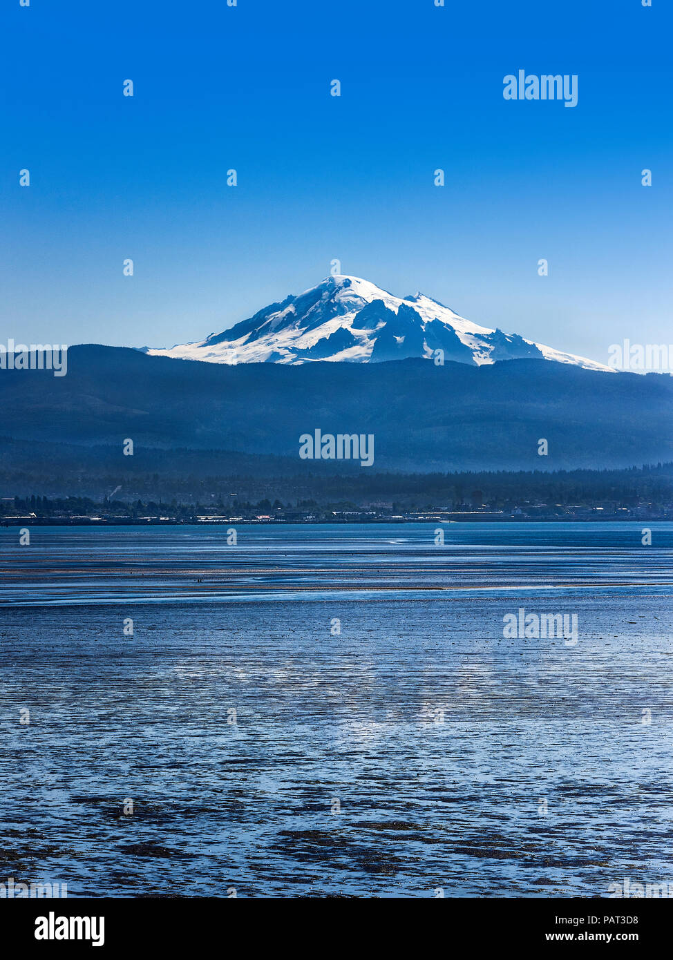 Mt. Baker en Bellingham Bay, de Bellingham, Washington, EE.UU. del Noroeste del Pacífico. Foto de stock