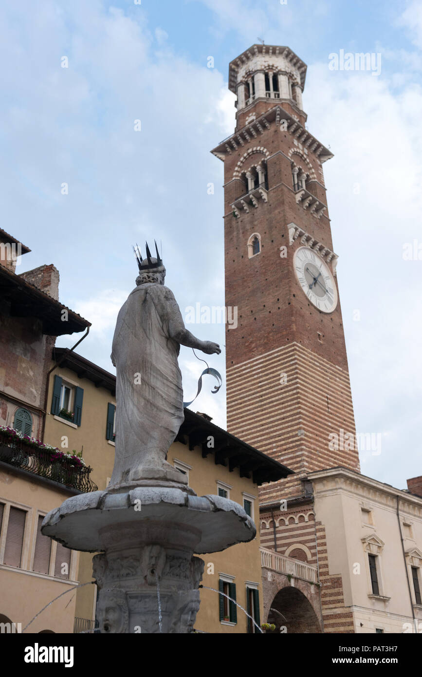 La Piazza delle Erbe, Verona, Véneto, Italia Foto de stock