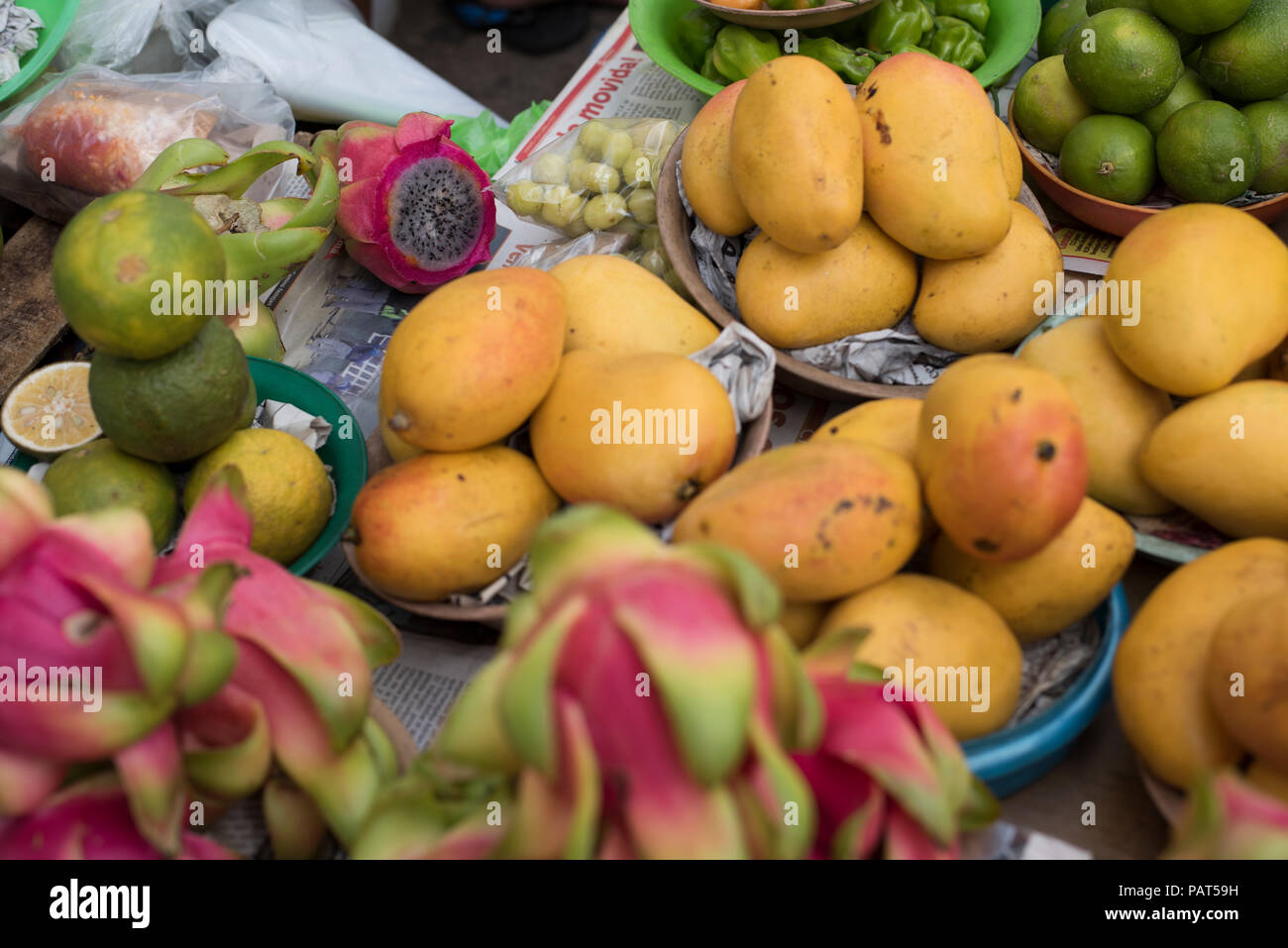 Mango y fruta del dragón para la venta en un mercado Mexicano Foto de stock