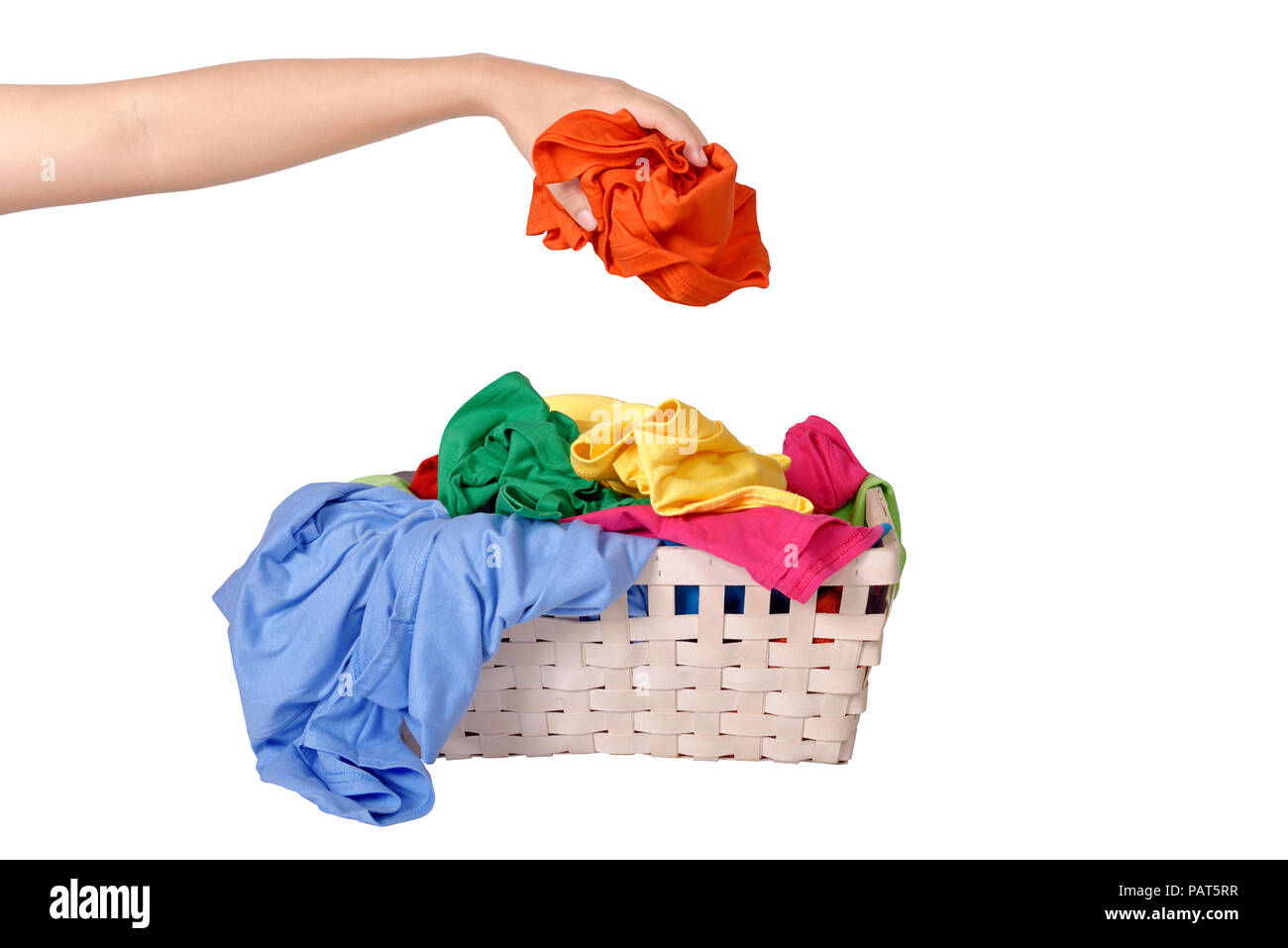Hombre mano poner la ropa sucia en el canasto aislado sobre fondo blanco  Fotografía de stock - Alamy