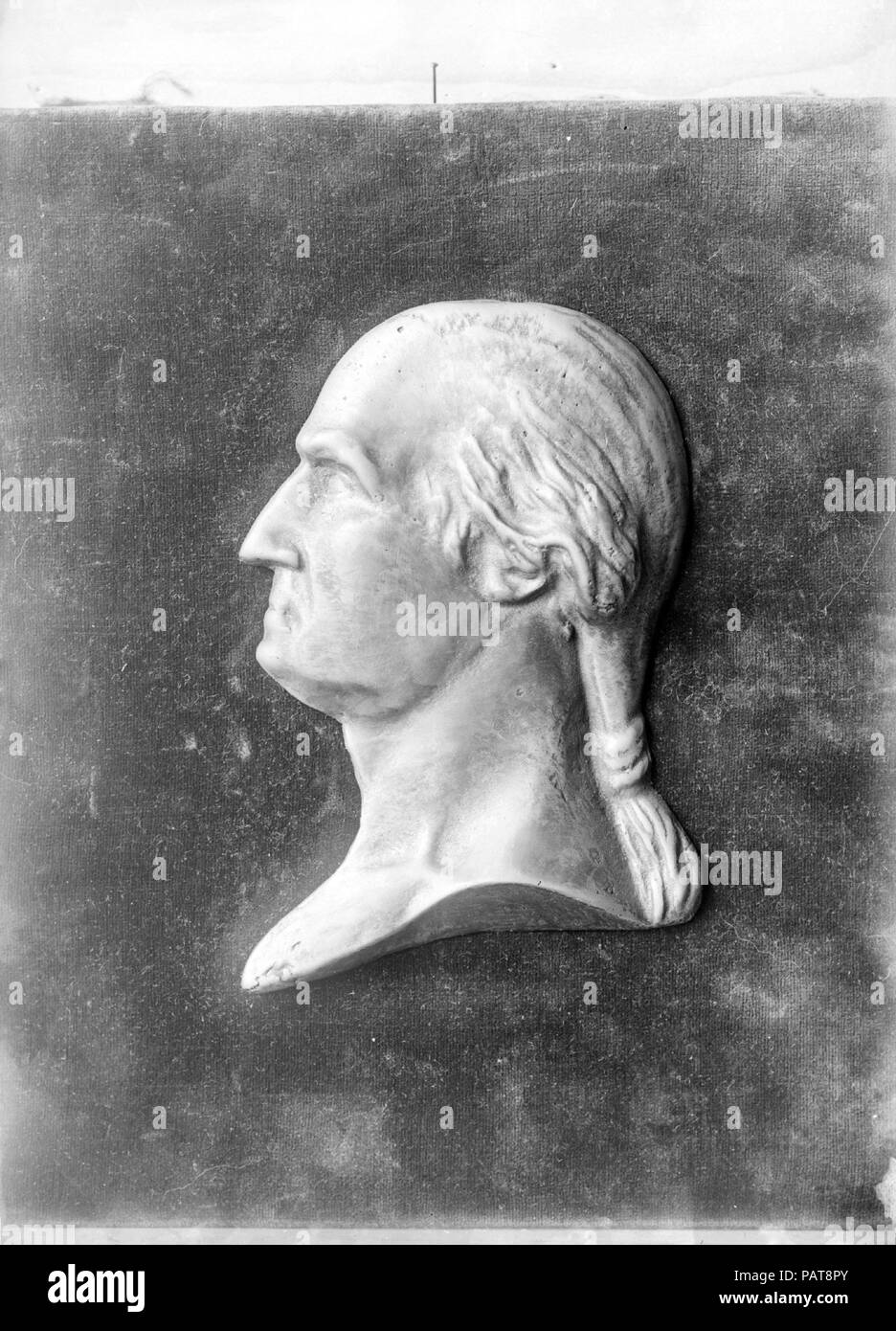 George Washington. Artista: Victor David Brenner (American (nacido en Kaunas, Lituania), Nueva York, 1871-1924). Dimensiones: 5 x 3 1/2 in. (12,7 x 8,9 cm). Fecha: 1890-1906. Educado en la joya y el sello grabado por su padre en Lituania, Brenner emigró a los Estados Unidos en 1890. Después del entrenamiento adicional en la Cooper Union en Nueva York y la Académie Julian en París, Brenner obtuvo el reconocimiento como un escultor. Él es mejor conocido por sus retratos presidenciales, incluyendo el Lincoln Penny (1907) y este bajorrelieve busto de George Washington, que probablemente después de Joseph Wright en 1790 grabado de la Foto de stock