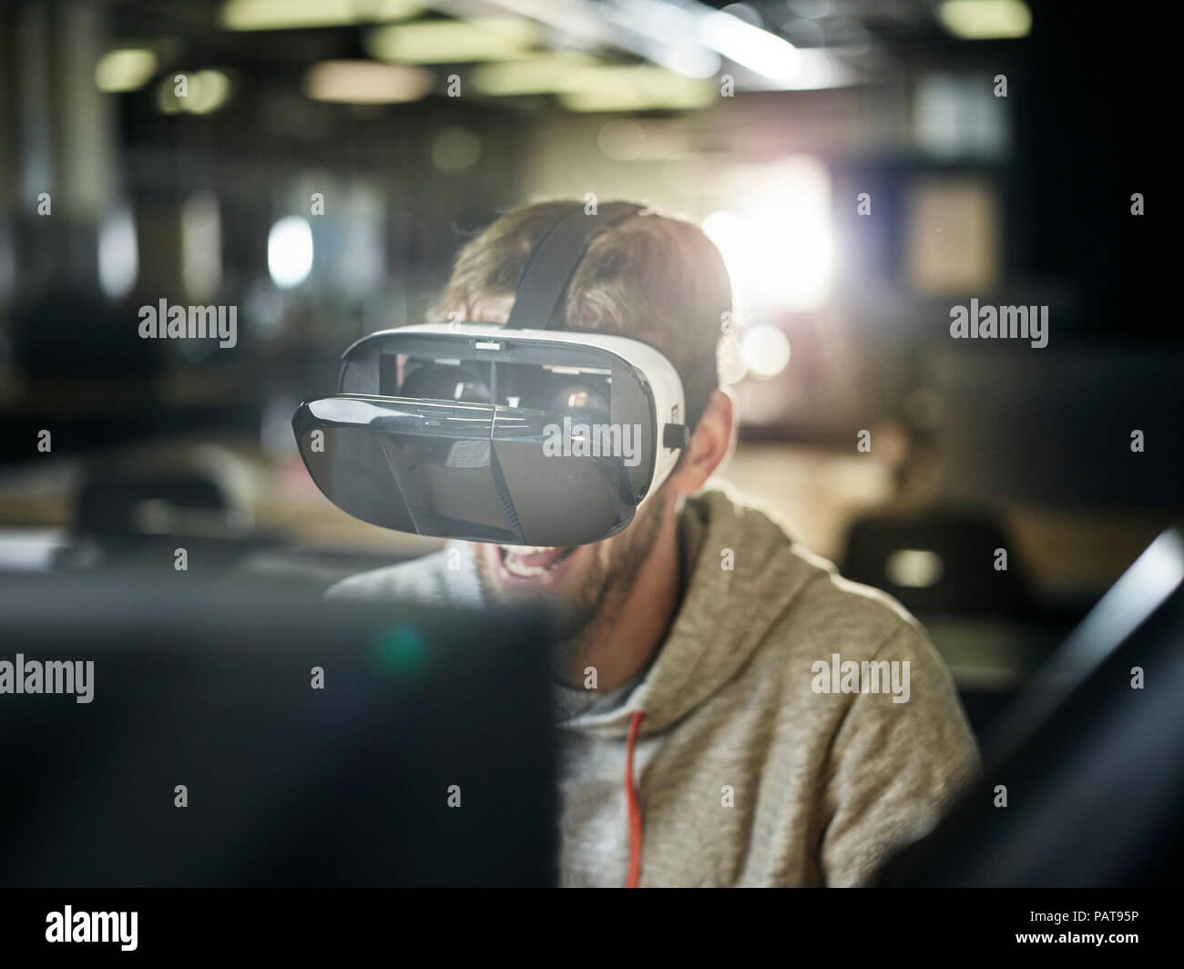 Hombre trabajando con VR gafas y portátil Foto de stock