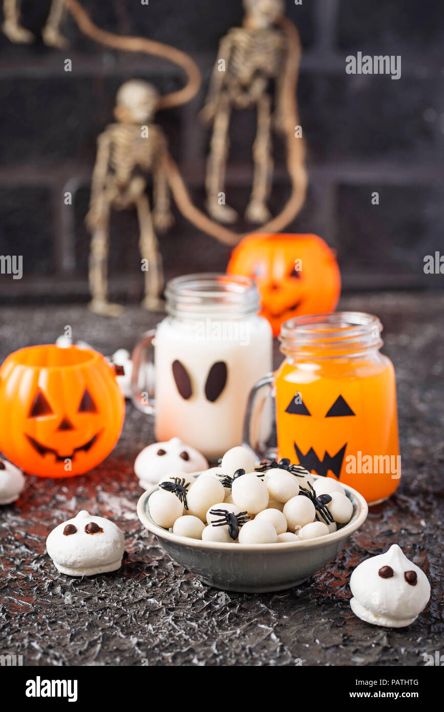 Sembrar pedir disculpas mapa Halloween creativos tratar los huevos de araña Fotografía de stock - Alamy