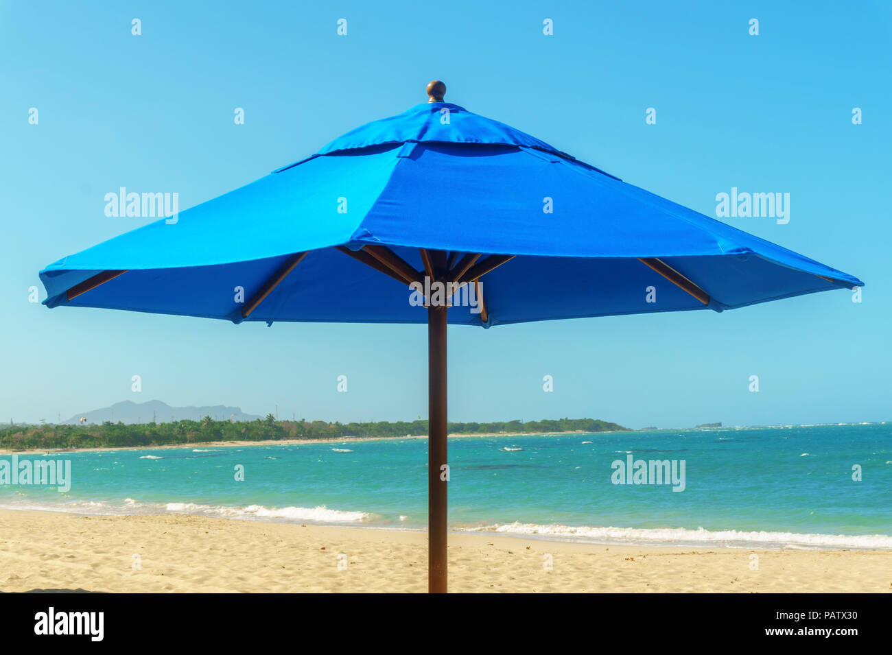 Piscina azul grande sombrilla en la playa, vacaciones concepto, suma  protección Fotografía de stock - Alamy