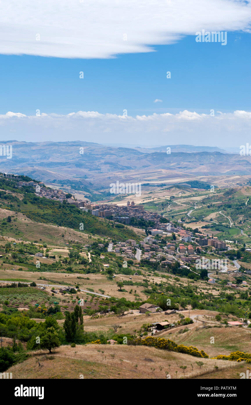 La vista sobre el centro de Sicilia y de la aldea de Petralia Sottana desde el Parco delle Madonie, una extensa reserva natural y el hogar de las Madonie mountai Foto de stock