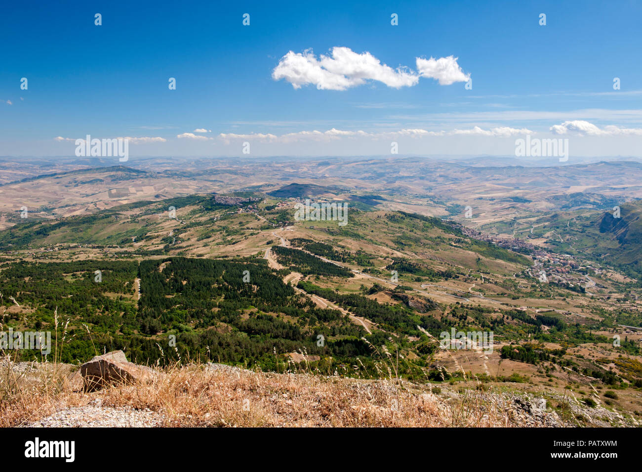 La vista sobre el centro de Sicilia desde el Parco delle Madonie, una extensa reserva natural de Madonie y el hogar de la cordillera. Foto de stock