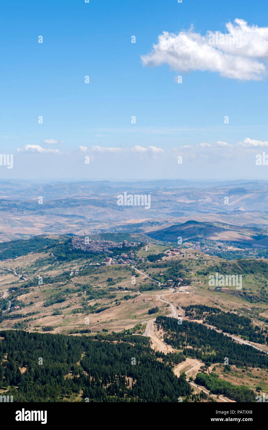 La vista sobre el centro de Sicilia desde el Parco delle Madonie, una extensa reserva natural de Madonie y el hogar de la cordillera. Foto de stock