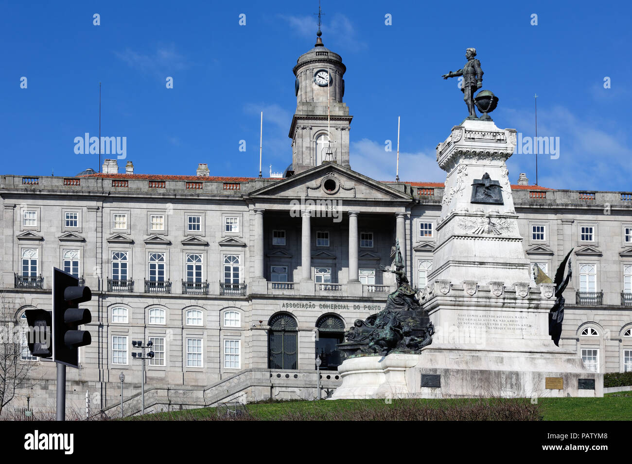 Porto, Portugal - Marzo 23, 2015: el Príncipe Enrique estatua y Bolsas  Palacio, Casa de la Asociación Comercial de Porto Fotografía de stock -  Alamy