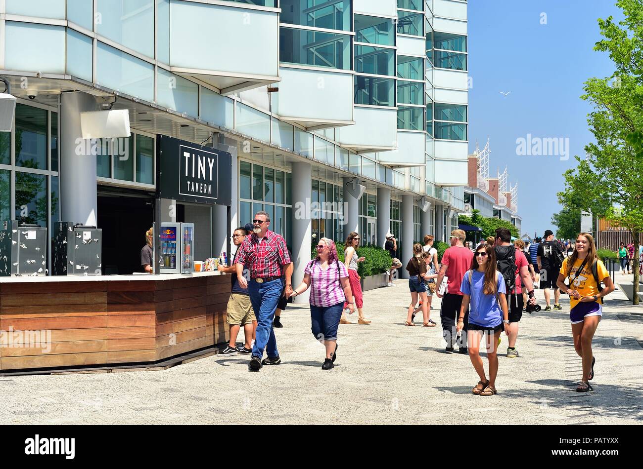 Chicago, Illinois, Estados Unidos. Los visitantes pasear por el muelle Navy Pier en un día de verano por la tarde. Foto de stock